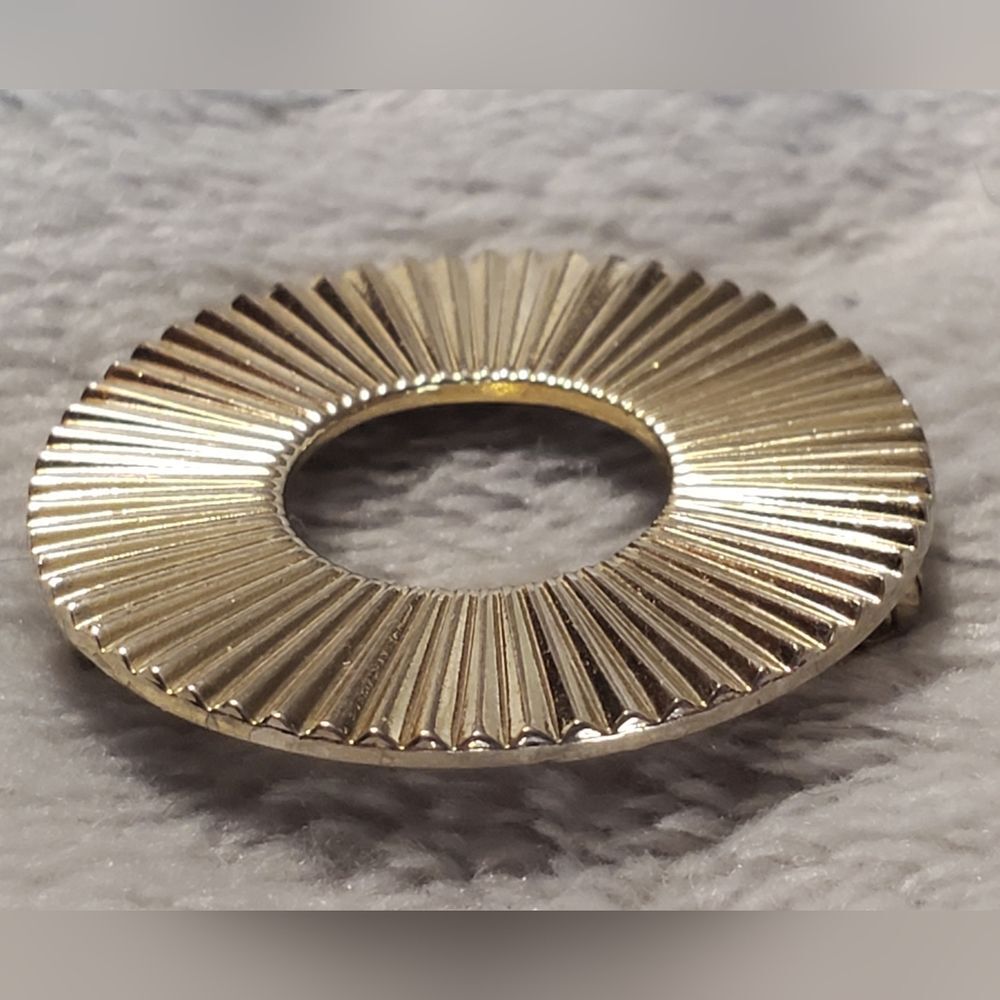 Gold Brooch, Ribbed design Coro - Picture 2 of 6